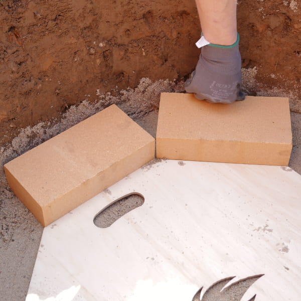 Stein an die Schablone Setzen