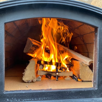 Pizzaofen anfeuern: Große Scheite nachlegen