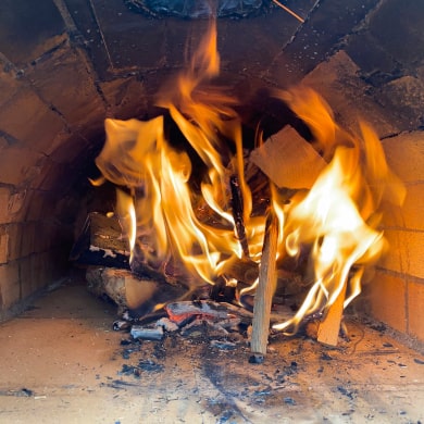 Pizzaofen anfeuern: Temperatur erhöhen