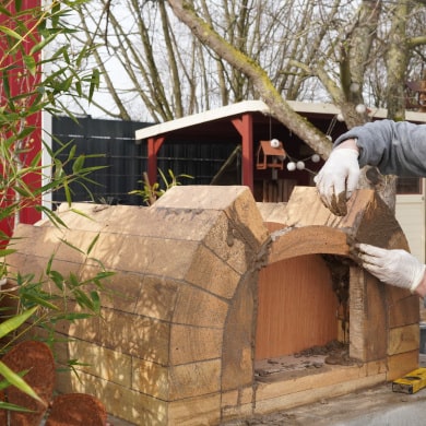 Rundbogen bauen beim Pizzaofen Toskana