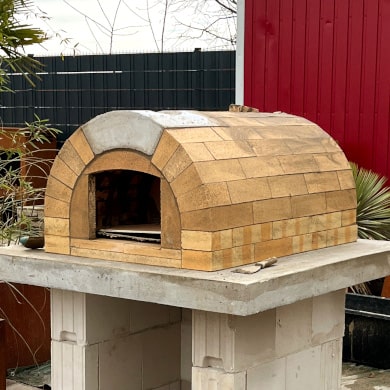 Rundbogen bauen beim Pizzaofen Toskana