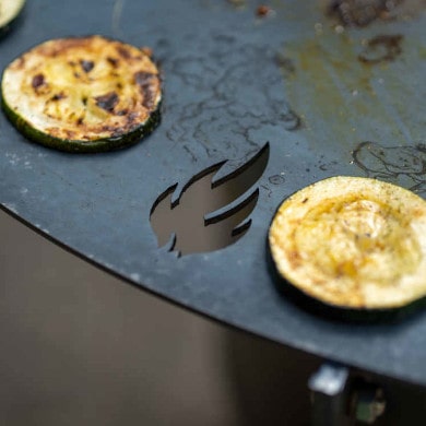 Zucchini auf eingebrannter Feuerplatte