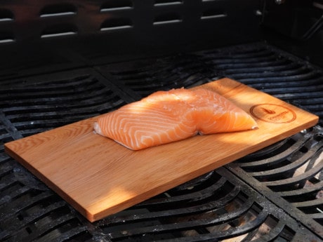 Lachs auf dem Räucherbrett im Gasgrill