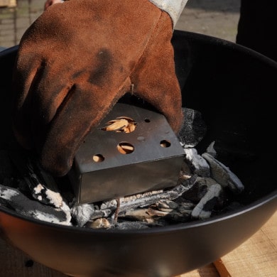 Räucherbox in den Kugelgrill legen