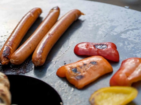 Grillen auf der Feuerplatte