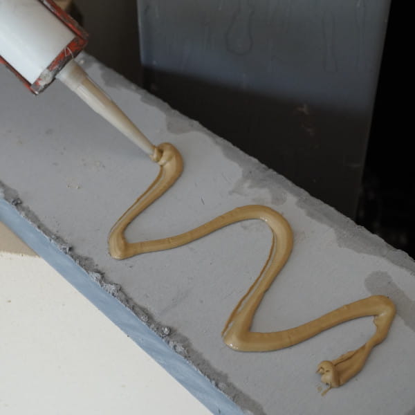 Feuerfesten Kleber auf Calcium Silikat Platte auftragen