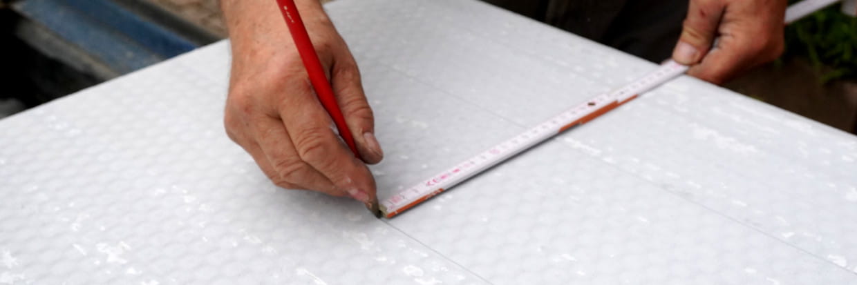 Auf Feuerbock gestapeltes Holz