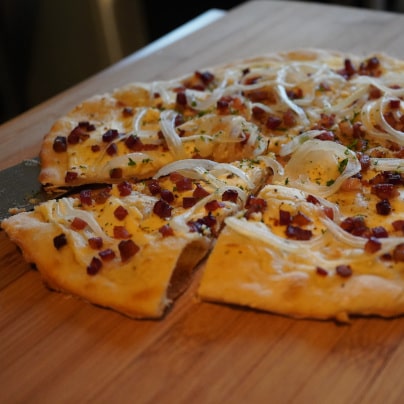 Flammkuchen Elsässer Art auf dem Pizzastein