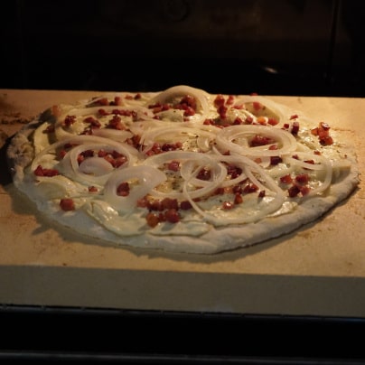 Flammkuchen Elsässer Art auf dem Pizzastein
