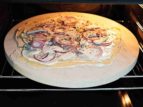 Flammkuchen mit Ziegenkäse auf dem Pizzastein backen