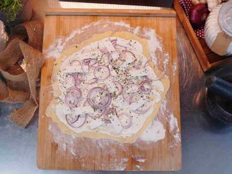 Flammkuchen belegen