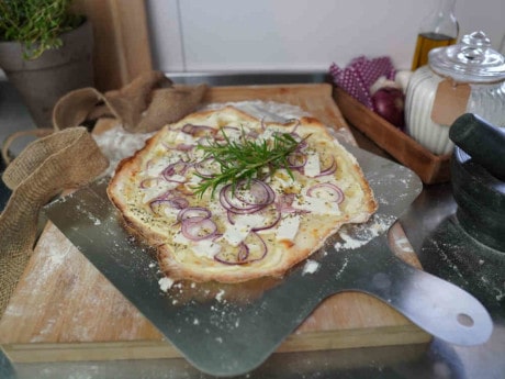 Fertiger Flammkuchen mit Ziegenkäse & Honig vom Pizzastein