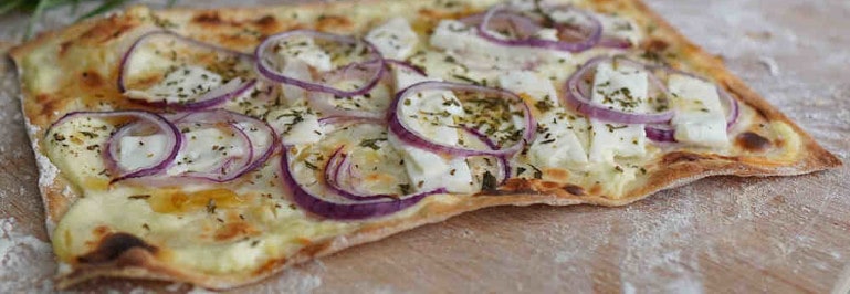 Rezepte für Pizzastein - Flammkuchen mit Ziegenkäse