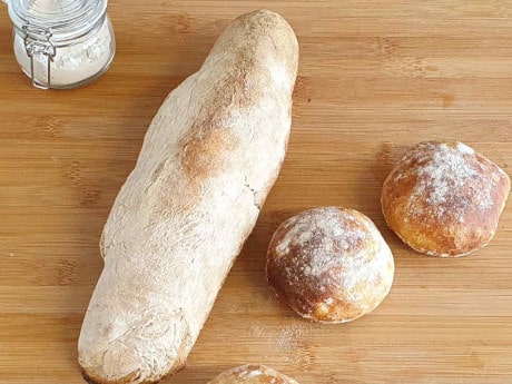 Grill-Beilage: Brot und Ciabatta auf dem Pizzastein für den Grill backen