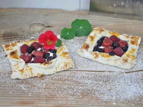 Beerendessert auf dem Pizzastein backen