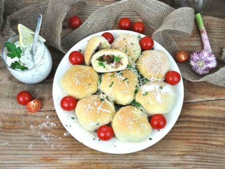 Gefüllte Pizzabrötchen auf dem Pizzastein backen