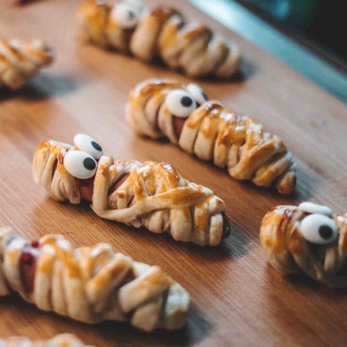 Halloween-Rezept: Blätterteig-Mumien mit Würstchen