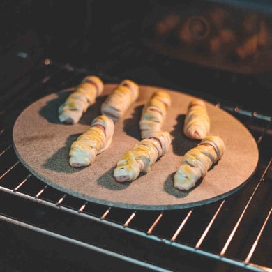 Halloween-Rezept: Wurst-Mumien auf Pizzastein backen