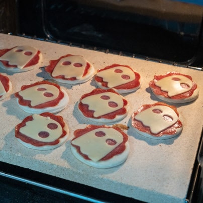 Gespenster-Pizzen mit Salami backen auf dem Pizzastein