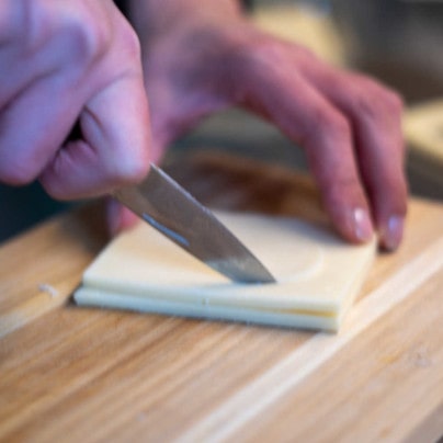 Käse-Gespenster werden geschnitten
