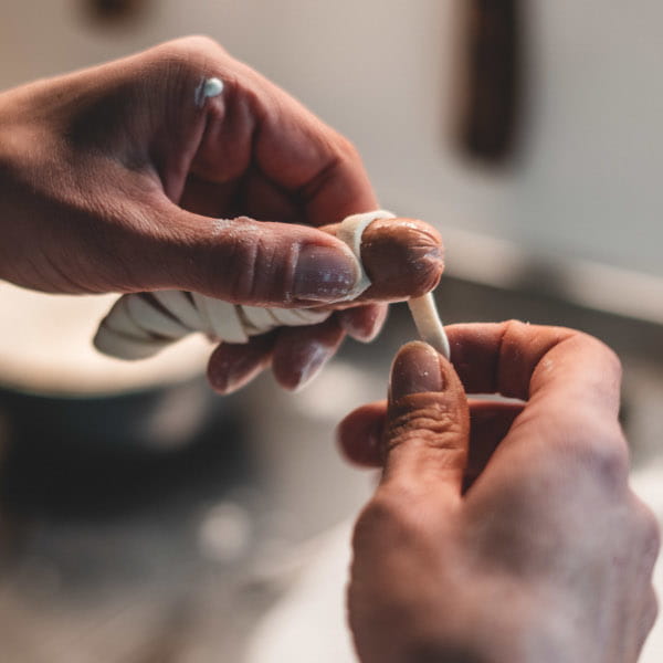 Würstchen mit Blätterteig umwickeln