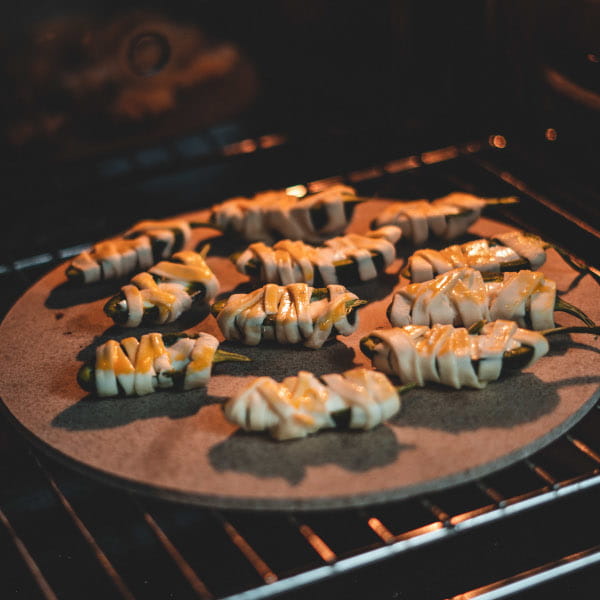 Jalapeno-Mumien backen auf Pizzastein im Backofen