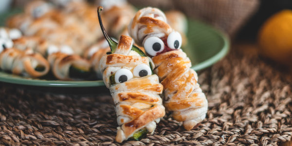 Pizza mit einem Gespenst aus Mozarella