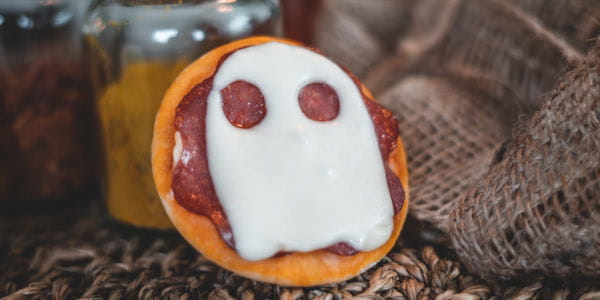 Pizza mit einem Gespenst aus Mozarella