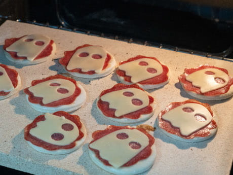 Halloween Rezepte Pizza: Gespenstertaler auf Pizzastein im Backofen