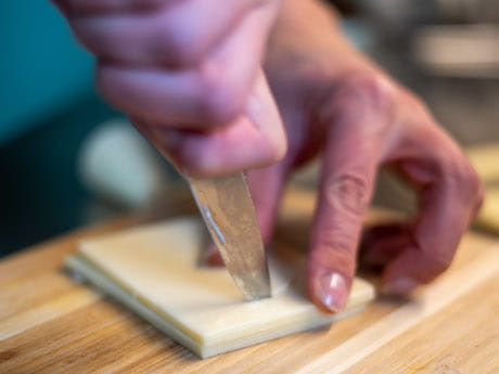 Gespenster-Motiv in Käse ausschneiden