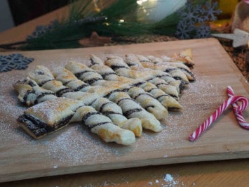 Weihnachtliche Mohntanne auf dem Brotbackstein backen