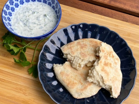 Naan Brot auf dem Pizzastein backen