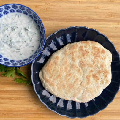 Fertiges Naan Brot vom Pizzastein