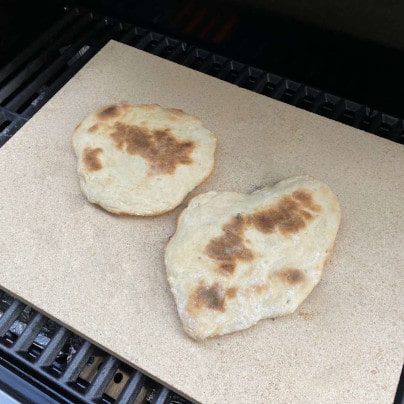 Naan Brot auf dem Gasgrill backen