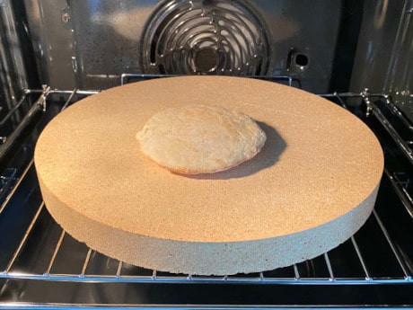 Naan Brot auf dem Pizzastein backen