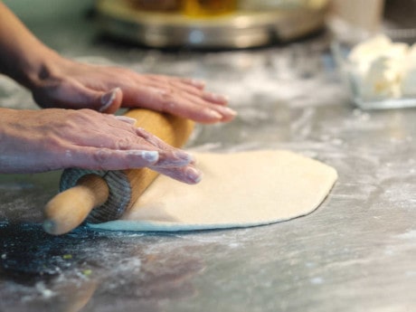 Nikolaus-Stiefel auf dem Pizzastein backen