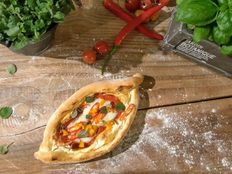 Pikante Pide auf dem Pizzastein backen