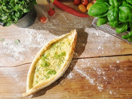 Vegetarische Pide auf dem Pizzastein backen