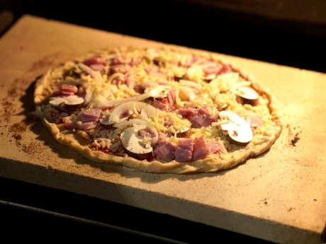 Pizza Funghi Prosciutto auf dem Pizzastein backen