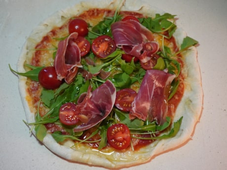 Rezept: Pizza Rucola auf Pizzastein backen