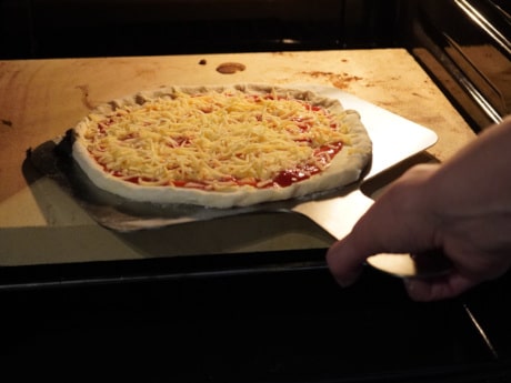 Pizza Rucola auf dem Pizzastein backen