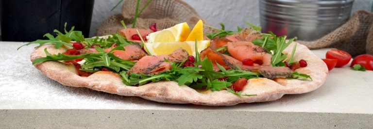 Pizza Salmone auf dem Pizzastein backen