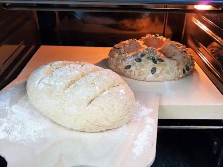 Brotlaib auf Brotbackstein schieben