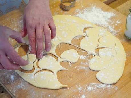 Flammkuchen-Teig kneten