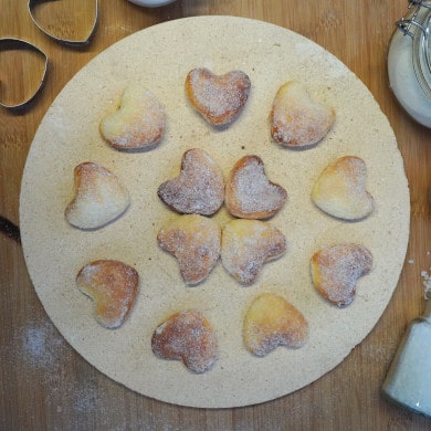 Valentinstags-Rezept: Herzkekse vom Pizzastein