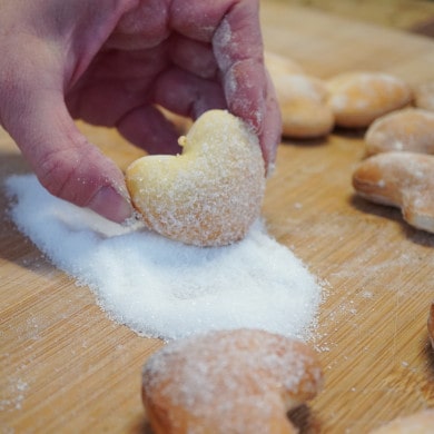 Valentinstags-Rezept: Herzkekse in Zucker wälzen