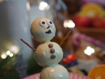 Schneemänner am Stiel auf dem Brotbackstein