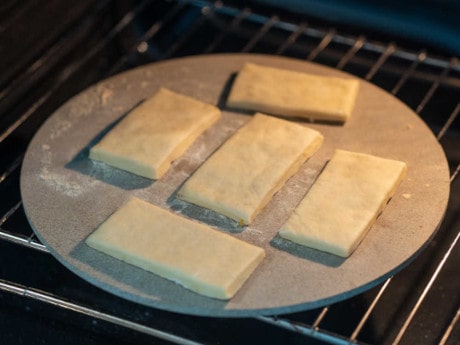 Weckmann-Rentiere auf dem Brotbackstein backen