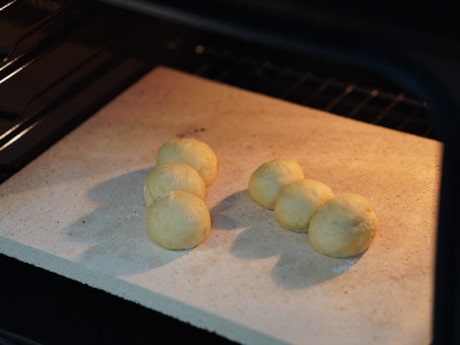 Teig zu gleich großen Kugeln formen und im Ofen backen