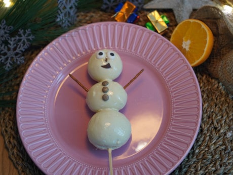 Fertiger Schneemann am Stiel vom Brotbackstein